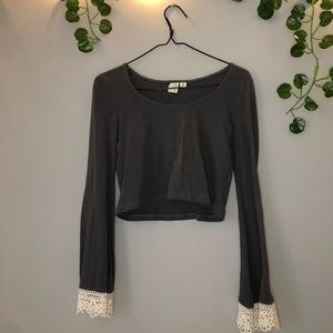 Lace sleeved crop top ✨
